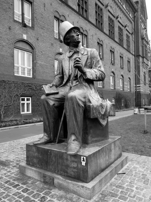 Sur la route, la statue d'Hans Christian Andersen.